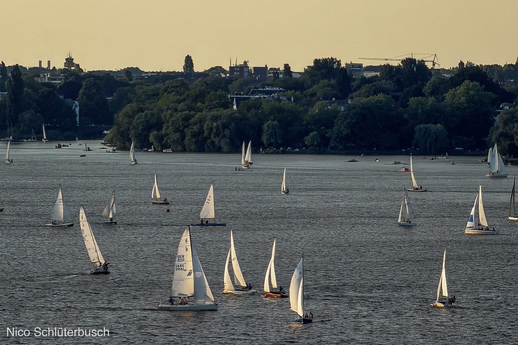 Segelboote auf dem Wasser im warmen Abendlicht